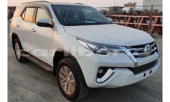 Acheter Import Voiture Toyota Fortuner Blanc à Import - Dubai, Comté de Bomi Acheter Import Voiture Toyota Fortuner Blanc à Import - Dubai, Comté de Bomi