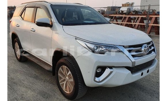 Acheter Import Voiture Toyota Fortuner Blanc à Import - Dubai, Comté de Bomi Acheter Import Voiture Toyota Fortuner Blanc à Import - Dubai, Comté de Bomi