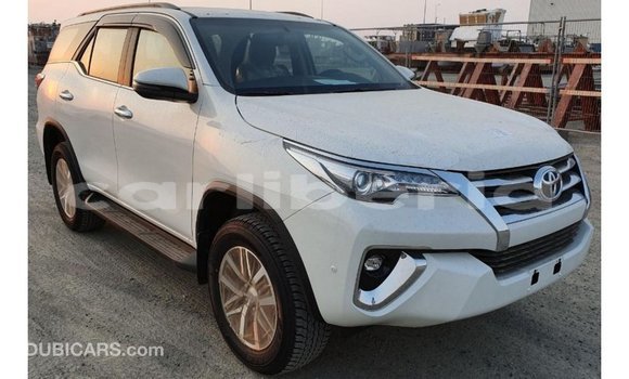 Acheter Import Voiture Toyota Fortuner Blanc à Import - Dubai, Comté de Bomi Acheter Import Voiture Toyota Fortuner Blanc à Import - Dubai, Comté de Bomi