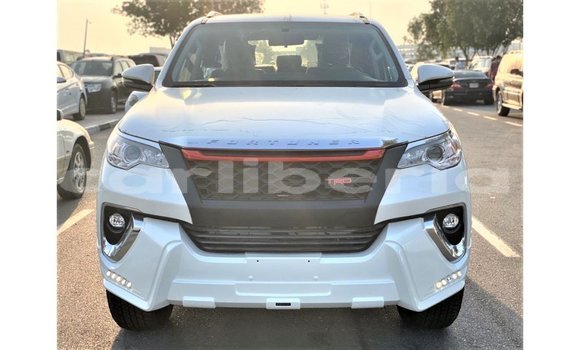 Acheter Import Voiture Toyota Fortuner Blanc à Import - Dubai, Comté de Bomi