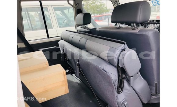 Acheter Import Voiture Toyota Land Cruiser Blanc à Import - Dubai, Comté de Bomi Acheter Import Voiture Toyota Land Cruiser Blanc à Import - Dubai, Comté de Bomi