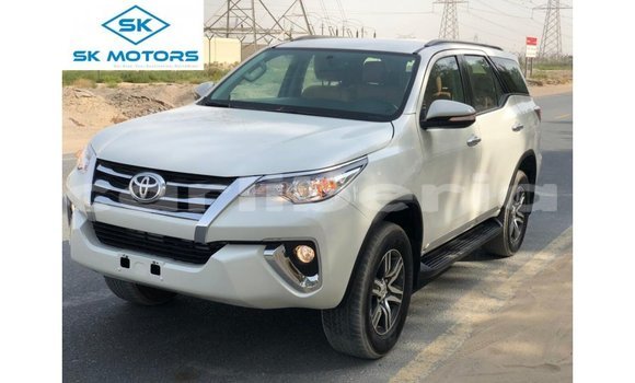 Acheter Import Voiture Toyota Fortuner Blanc à Import - Dubai, Comté de Bomi Acheter Import Voiture Toyota Fortuner Blanc à Import - Dubai, Comté de Bomi