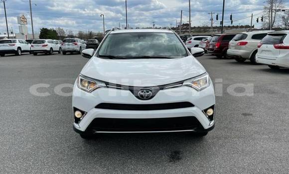Acheter Occasion Voiture Toyota RAV4 Blanc à Monrovia, Comté de Montserrado Acheter Occasion Voiture Toyota RAV4 Blanc à Monrovia, Comté de Montserrado