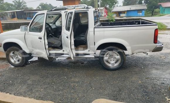 Acheter Occasion Voiture Toyota Ventury Blanc à Monrovia, Comté de Montserrado Acheter Occasion Voiture Toyota Ventury Blanc à Monrovia, Comté de Montserrado