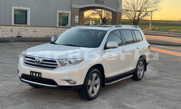 Buy Used Toyota Highlander White Car in Monrovia in Montserrado County Buy Used Toyota Highlander White Car in Monrovia in Montserrado County