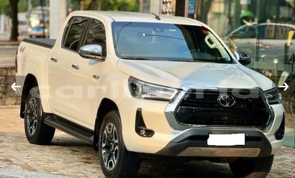 Buy Used Toyota Hilux White Car in Monrovia in Montserrado County