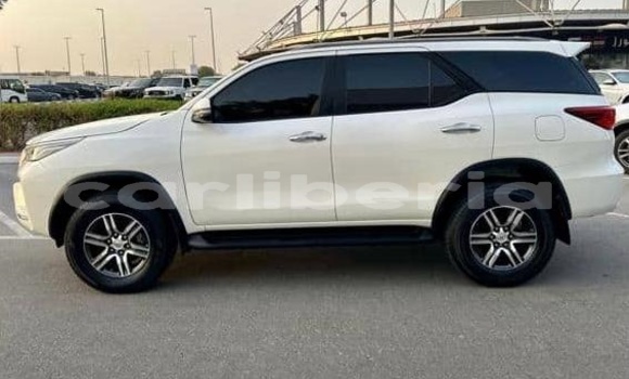 Acheter Occasion Voiture Toyota Fortuner Blanc à Monrovia, Comté de Montserrado Acheter Occasion Voiture Toyota Fortuner Blanc à Monrovia, Comté de Montserrado
