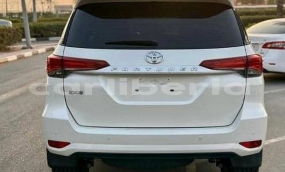Acheter Occasion Voiture Toyota Fortuner Blanc à Monrovia, Comté de Montserrado Acheter Occasion Voiture Toyota Fortuner Blanc à Monrovia, Comté de Montserrado