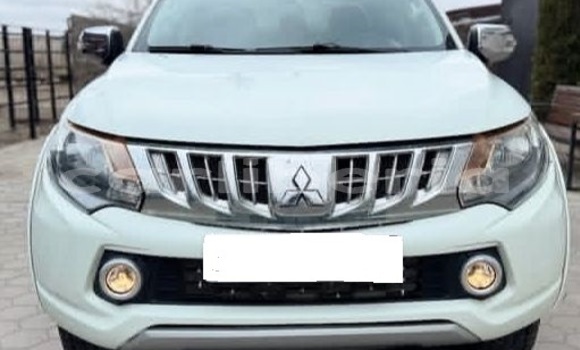 Buy Used Mitsubishi L200 White Car in Monrovia in Montserrado County