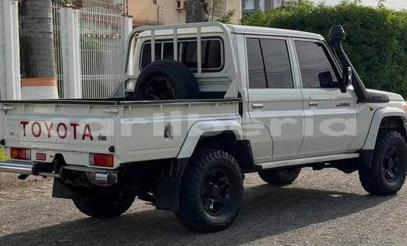 Buy Used Toyota Land Cruiser White Car in Monrovia in Montserrado County Buy Used Toyota Land Cruiser White Car in Monrovia in Montserrado County