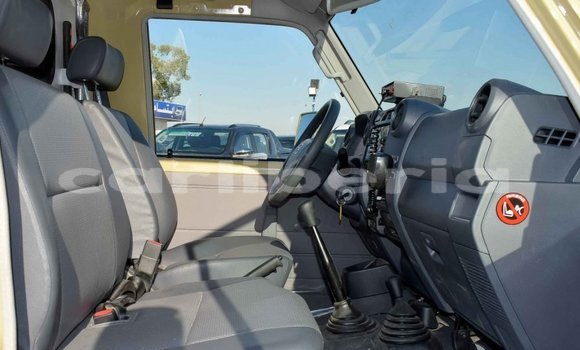 Acheter Neuf Voiture Toyota Land Cruiser Beige à Barclayville, Grand Kru County Acheter Neuf Voiture Toyota Land Cruiser Beige à Barclayville, Grand Kru County